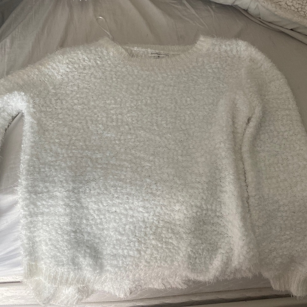 WHITE FLUFFY SWEATER